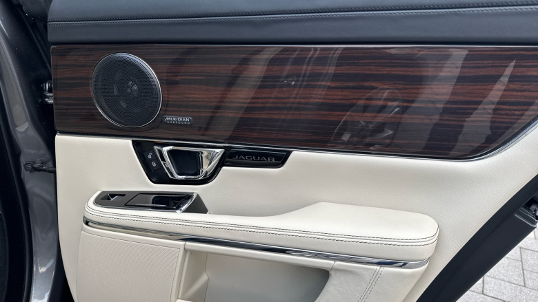 Jaguar XJ 3.0d V6 Portfolio 4dr Auto Diesel Saloon